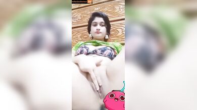 Horny Bhabhi Fucking Brinjal Live Video